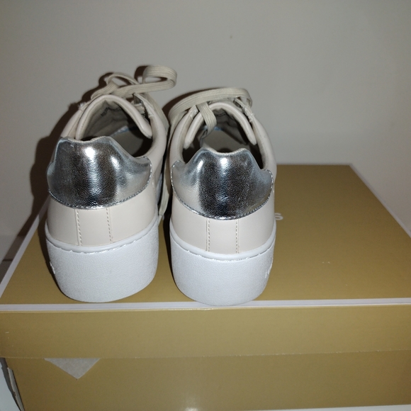 Michael Kors size 7 women's shoe - Picture 10 of 11
